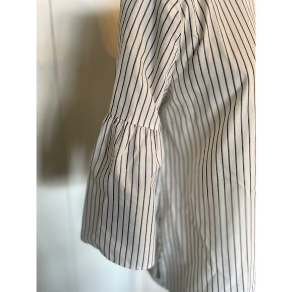 Van Heusen Womens Size Medium Blouse Blue &‎ White Pinstripe - Picture 2 of 5